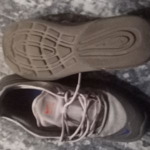 Nike airmax axis size 9.5 only worn to workout maybe 3 times..practically new